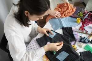 jovem adulto reutilizando material de tecido jovem adulto reutilizando material de tecido